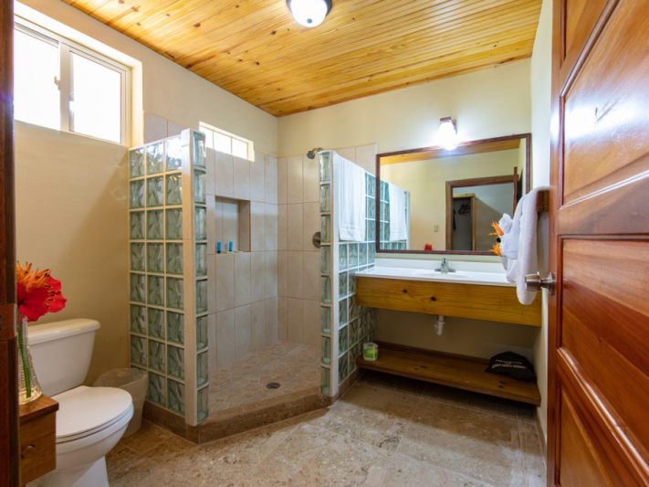 Pelican Beach Resort - Badezimmer