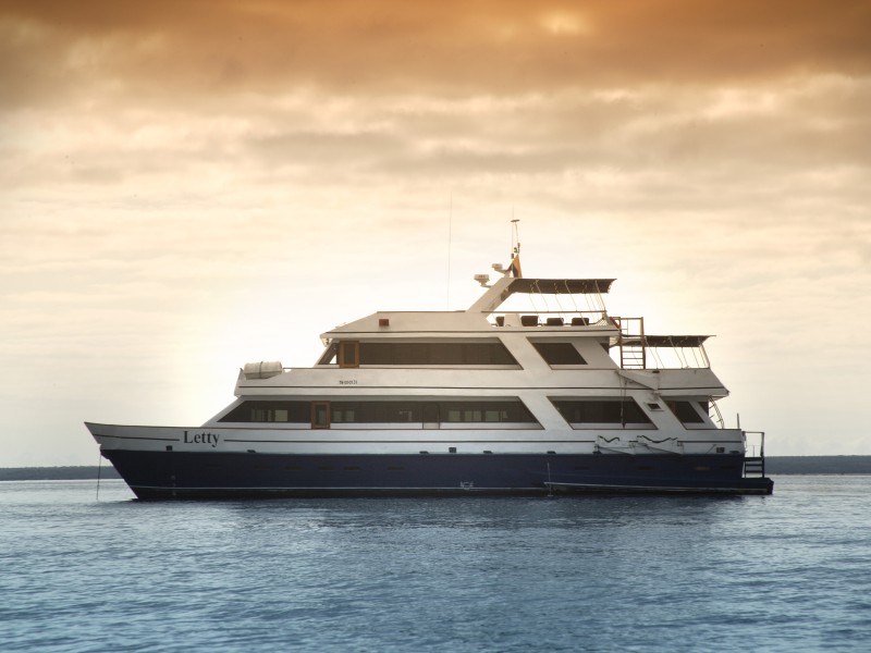 Die Yacht Letty im Sonnenuntergang