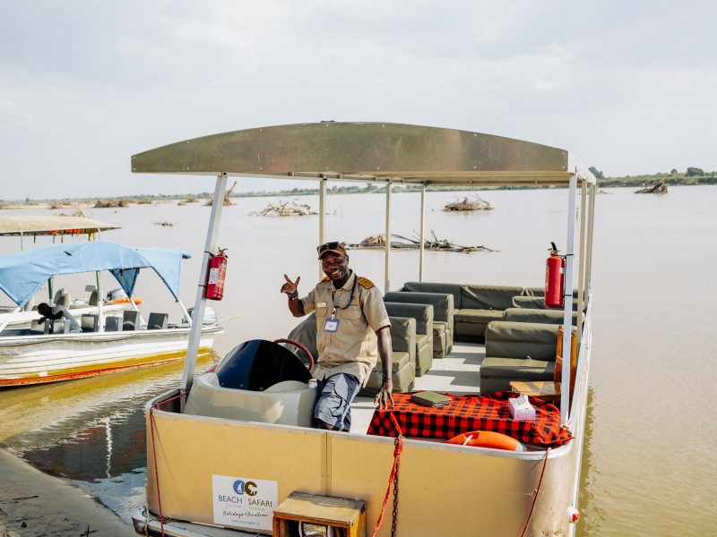 Tanzania - Safari boat - Smiling guide 