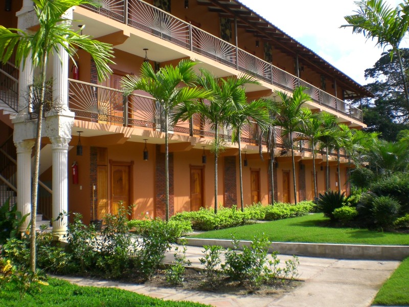 Gran Jimenoa - Hotelgebäude und Garten