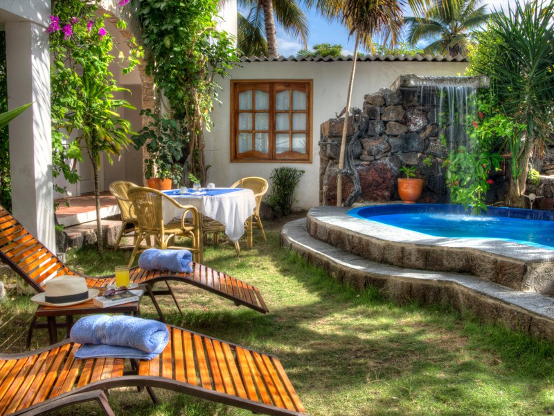 Garten mit Swimmingpool