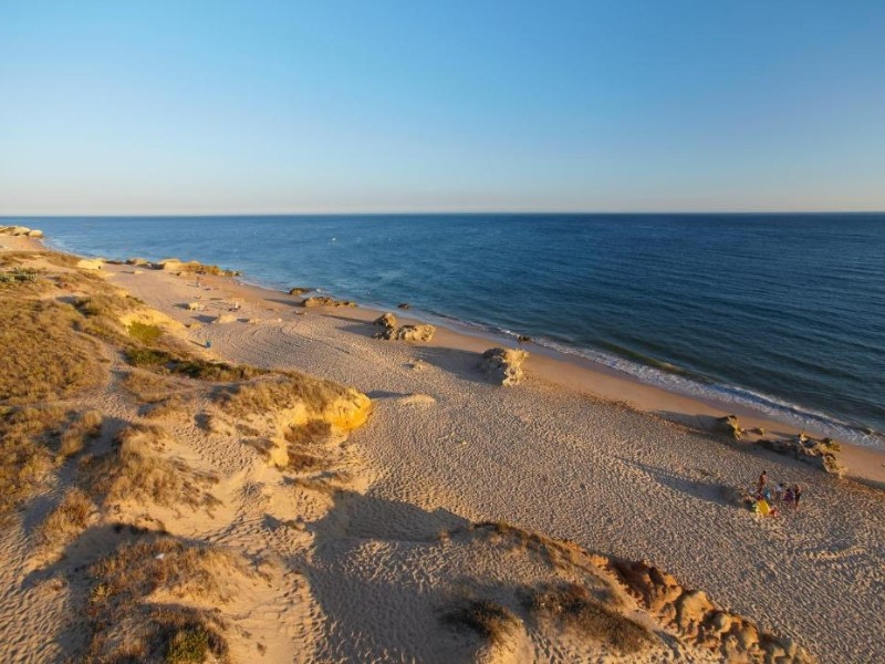 Wine&Books - langer Sandstrand