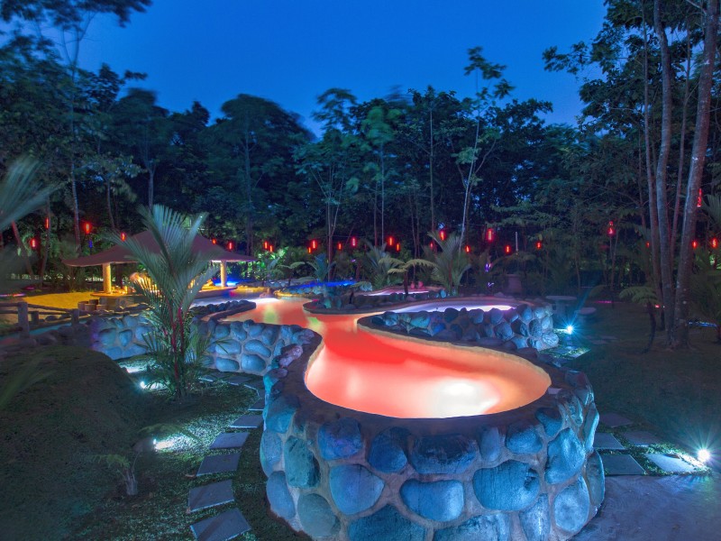 Volcano Lodge - Pool  & Pool Bar