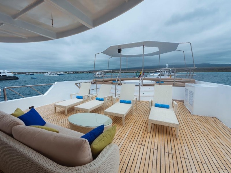 Sundeck with a jacuzzi