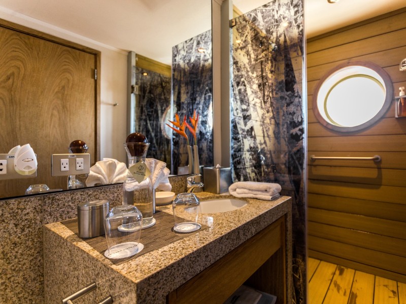 Delfin III Corner Suite Badezimmer