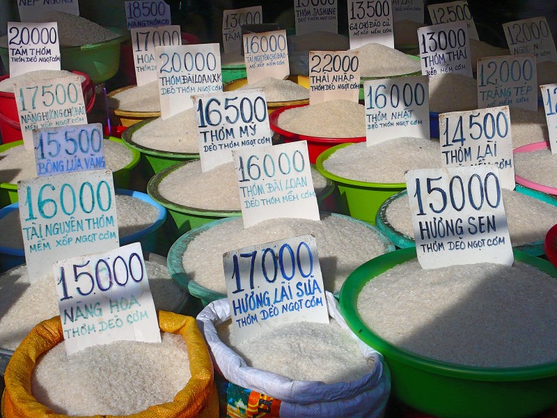 Vielfältiges Reisangebot auf dem Markt