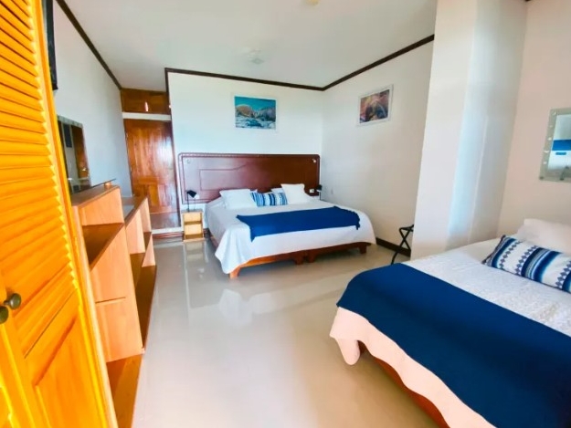 Dreibettzimmer mit Meerblick und Balkon