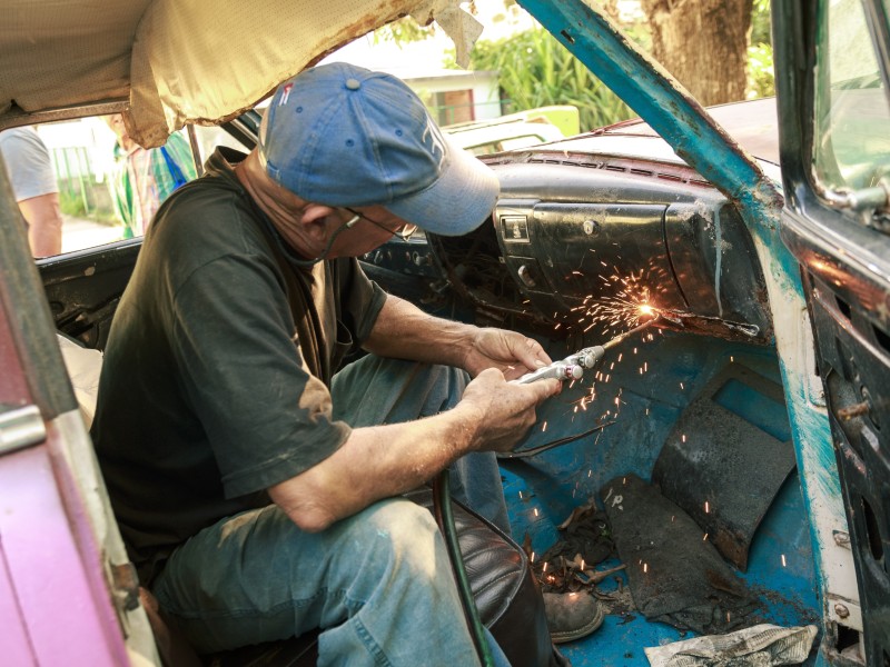 Mechaniker bei der Arbeit