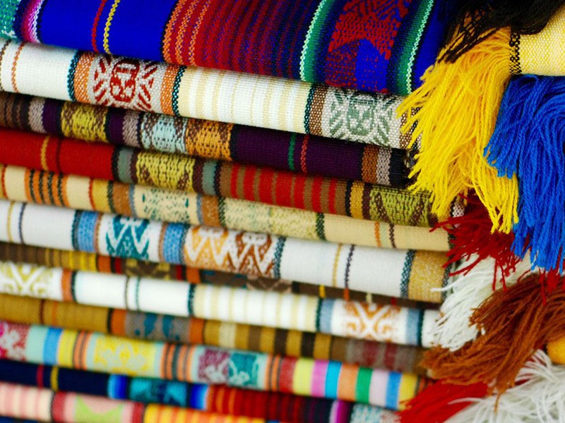 Bunte Stoffe in Otavalo