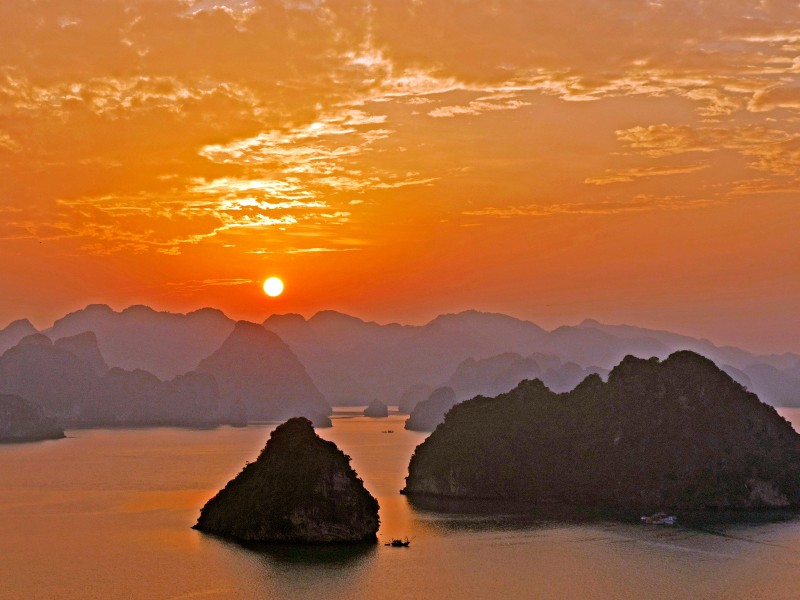 Sonnenuntergang über der Halong-Bucht