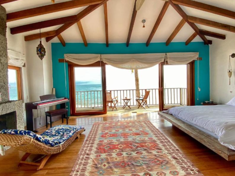 Master-Suite mit Balkon und Meerblick