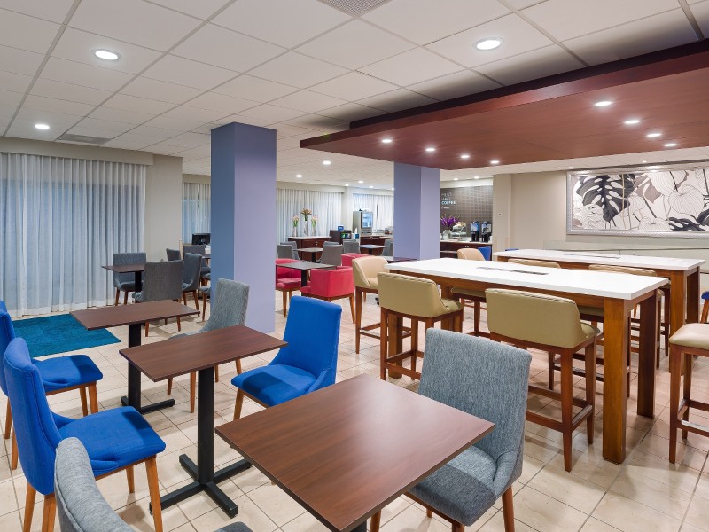 Holiday Inn Express Airport - Cafeteria