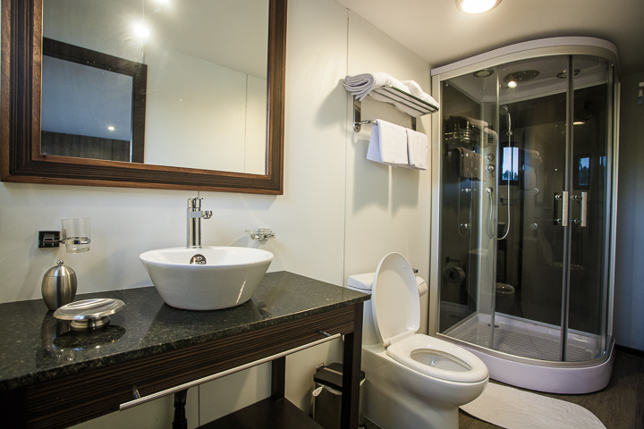 Badezimmer der Standardkabinen