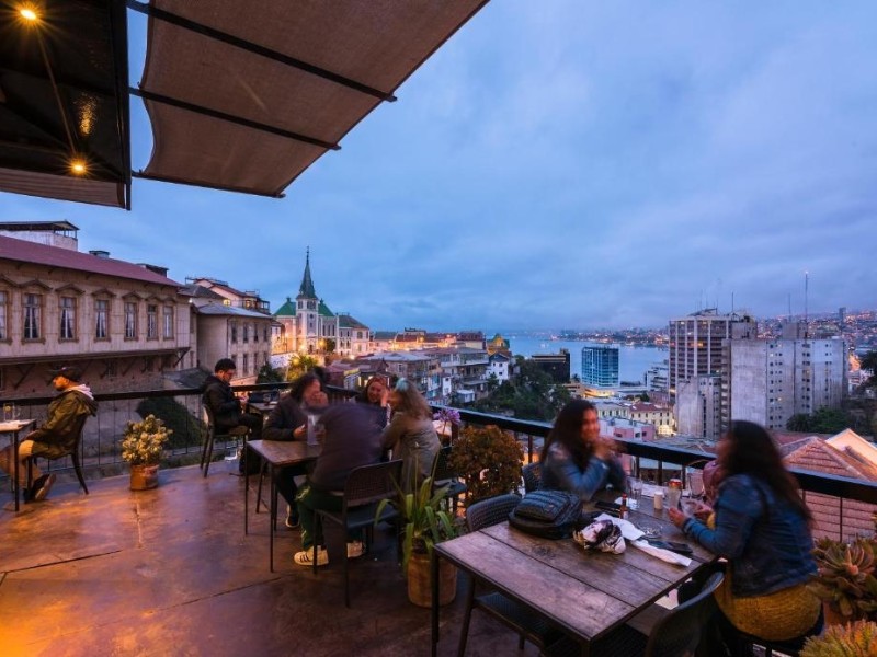 Restaurant mit Blick auf die Stadt