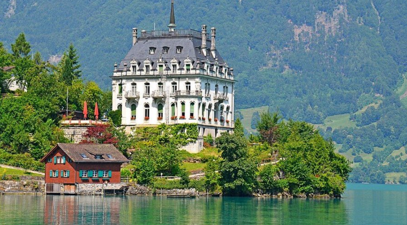 Lake Brienz and Castles