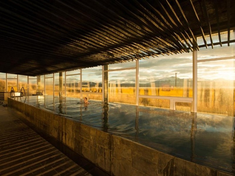 Swimmingpool mit Meerblick