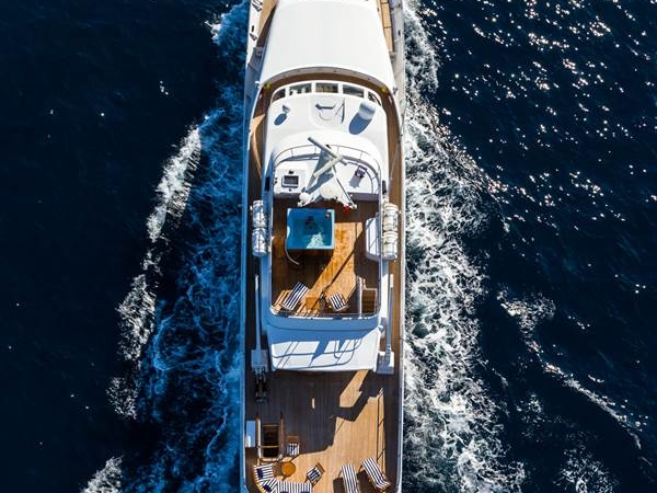 Sailing on Yacht from BBH, Bequia