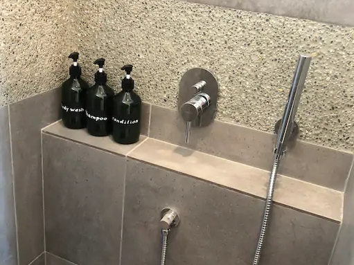 Dusche mit Pflegeprodukten