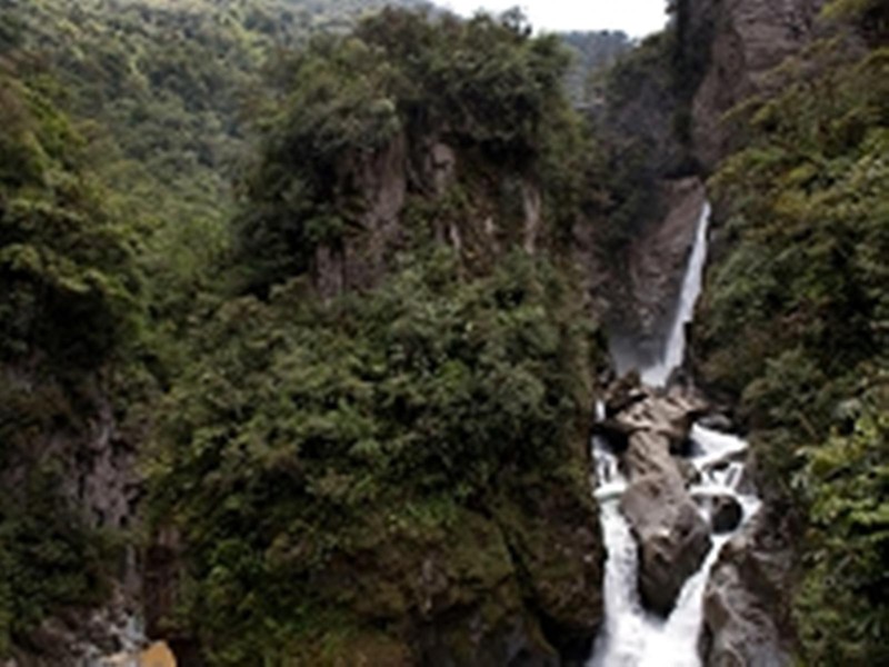 Tosender Wasserfall in Banos