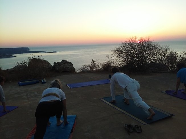 Yoga mit Blick auf den Sonnenuntergang