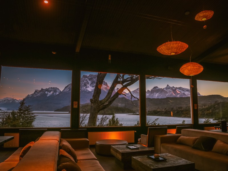 Lago Grey - Bar mit Abendstimmung