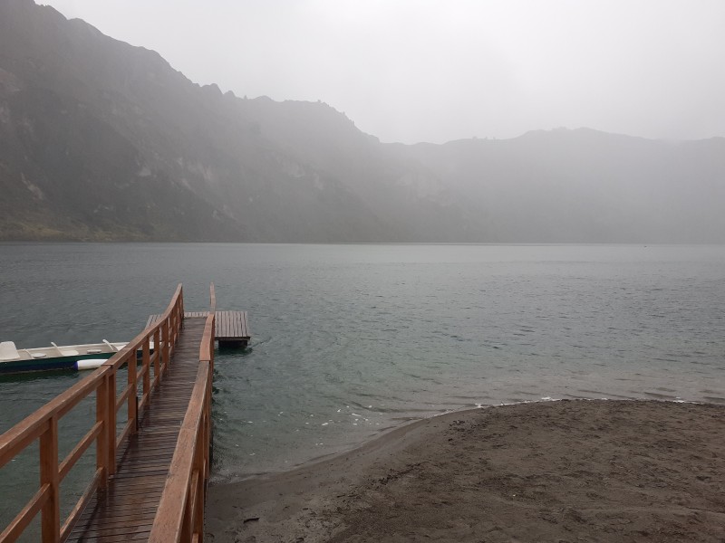 Bewölktes Ufer der Quilotoa-Lagune