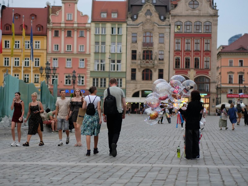 selling balloon in street 