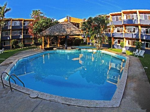 Calli - Pool & Hotelgebäude