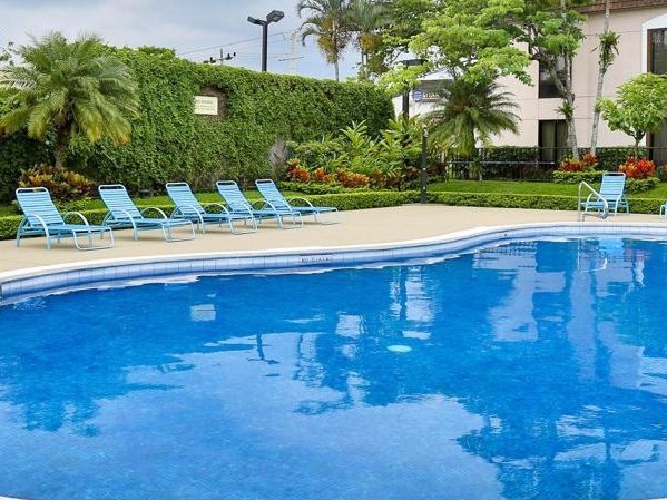 Holiday Inn Express Airport - Pool