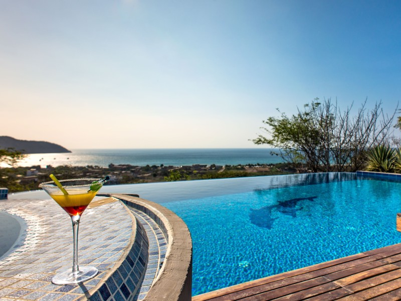 Den Tag am Pool ausklingen lassen