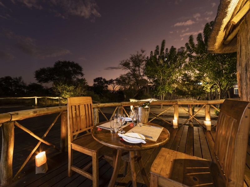 Romantisches Abendessen im Mogogelo Camp
