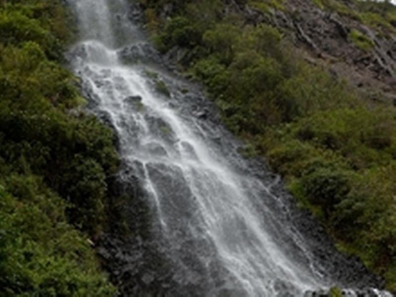 Kleiner Wasserfall entlang der Straße