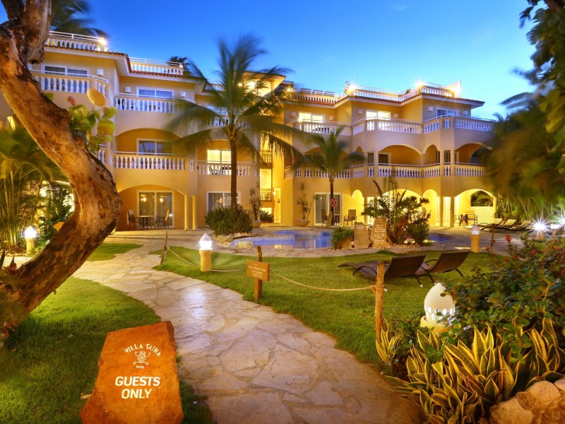 Villa Taina - Hotelanlage Abendstimmung