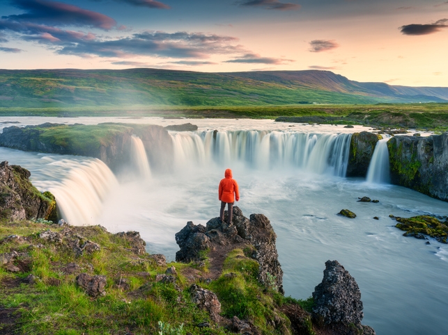 Mann auf Klippe - Godafoss - Island