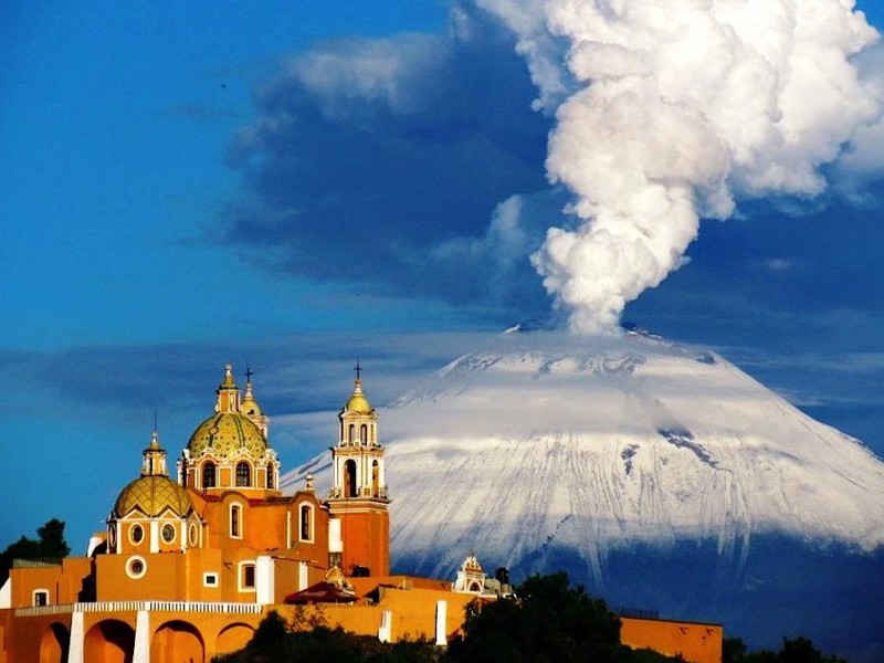 Puebla - Kirche und Vulkan