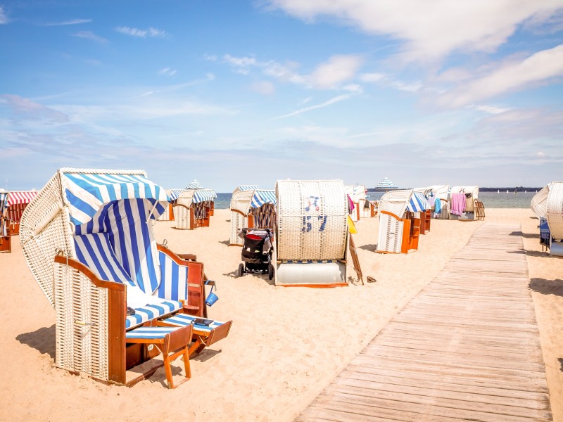 Strand mit Standkörben in Travemünde