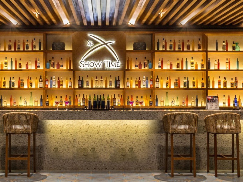Secrets Royal Beach - Showtime Bar
