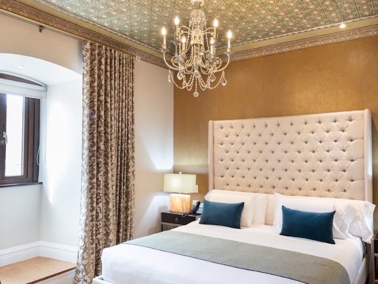 Deluxe Suite With View Of The Cathedral