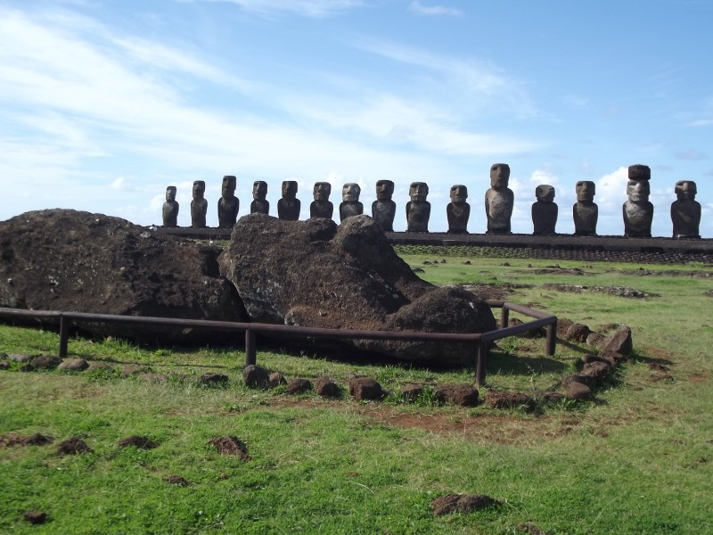  Easter Island moai