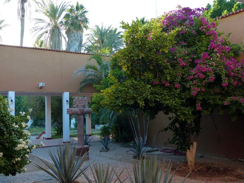 Desert Inn - Patio mit Kreuz