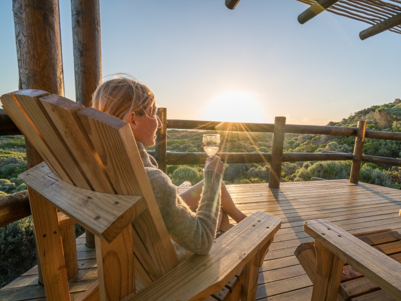 Junge Frau entspannen auf der Terrasse 