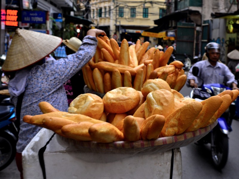 Brotverkäuferin auf Hanois Straßen