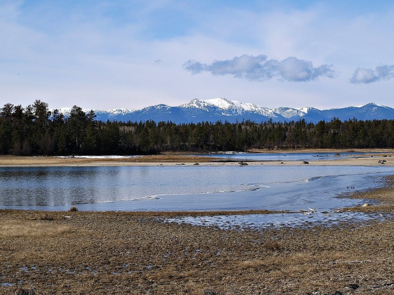 Mountain and Lake view in 100 Mile House