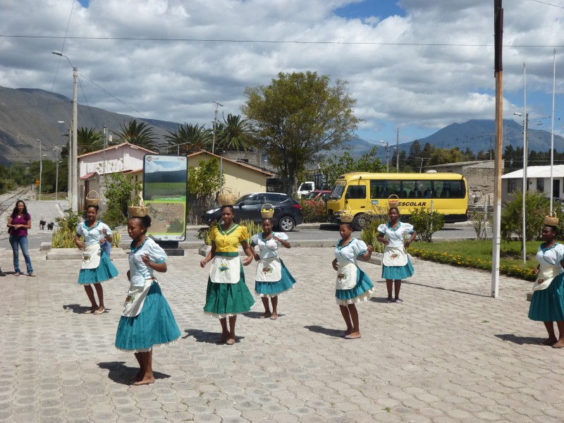 Folkloric dance in Salinas