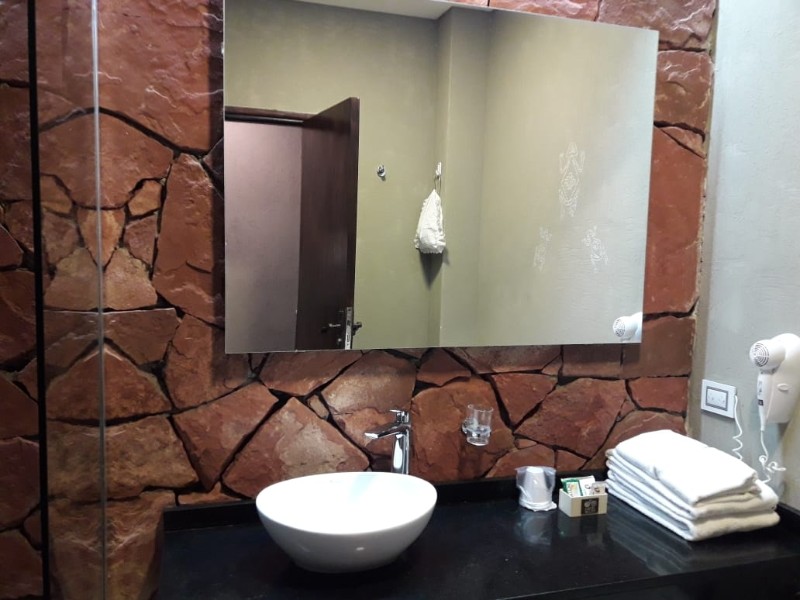 Hotel Belen - Spiegel im Badezimmer