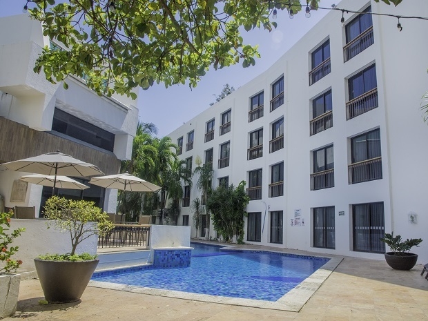 Capital Plaza - Pool und Hotelfassade