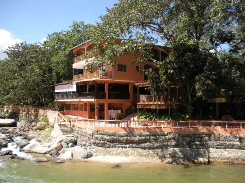 Gran Jimenoa - Hotelanlage und Fluss