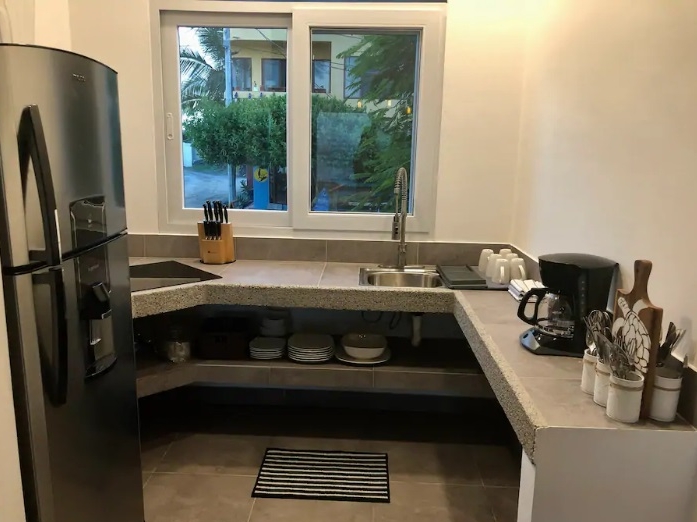 Küche mit Kühlschrank