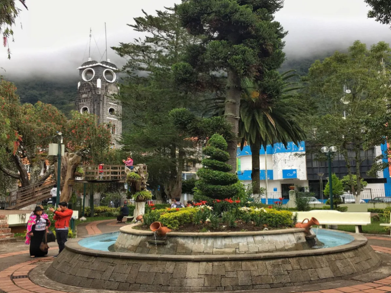 Eine schöne Stadt: Baños de Agua Santa