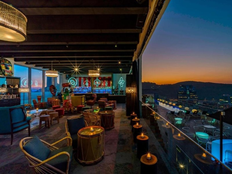 Bar mit Blick auf die Stadt